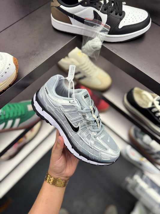 NIKE P-6000 TRAINER METALLIC BLACK TICK
